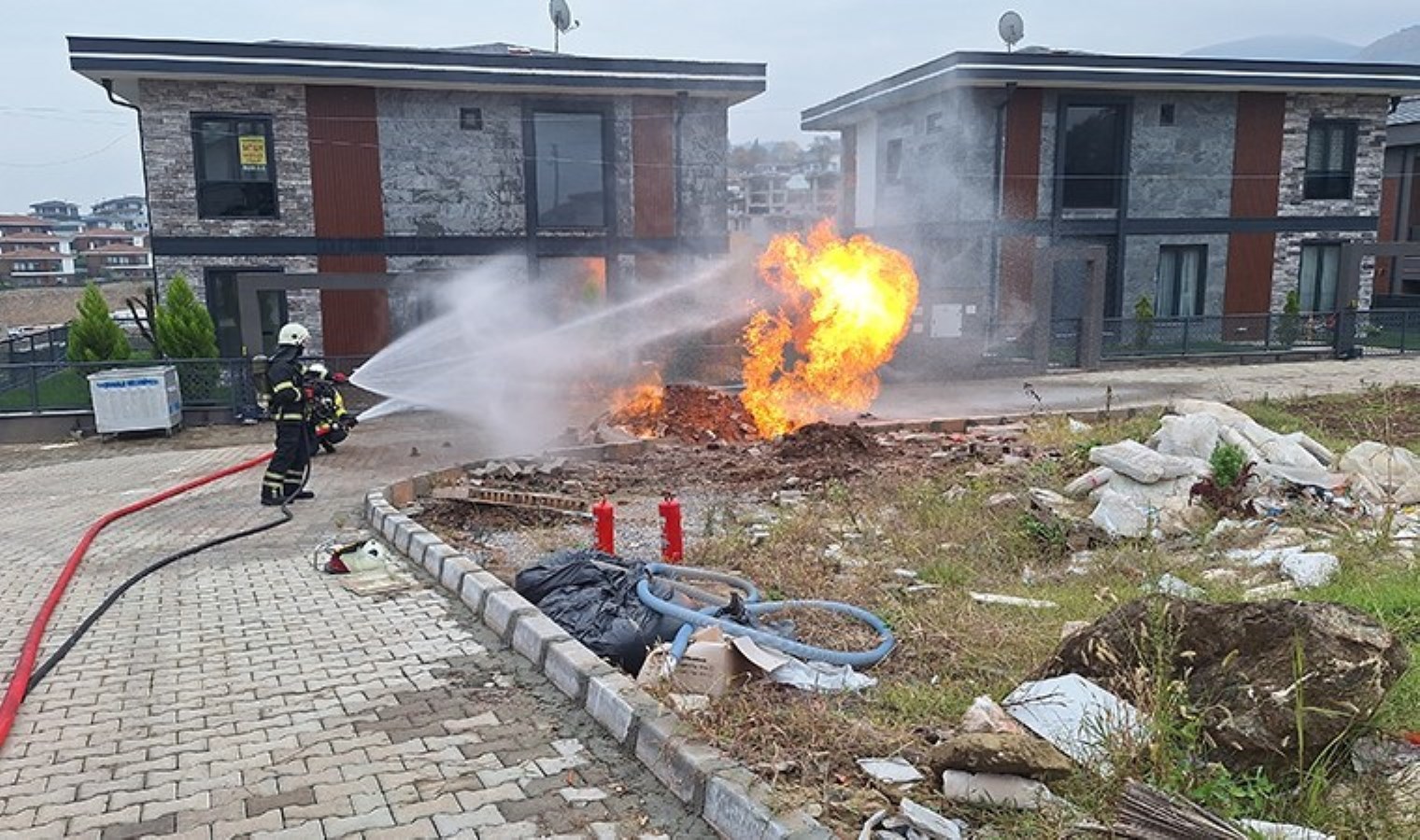 Kocaeli’de panik anları… İş makinesi doğal gaz borusunu deldi: Yangın çıktı